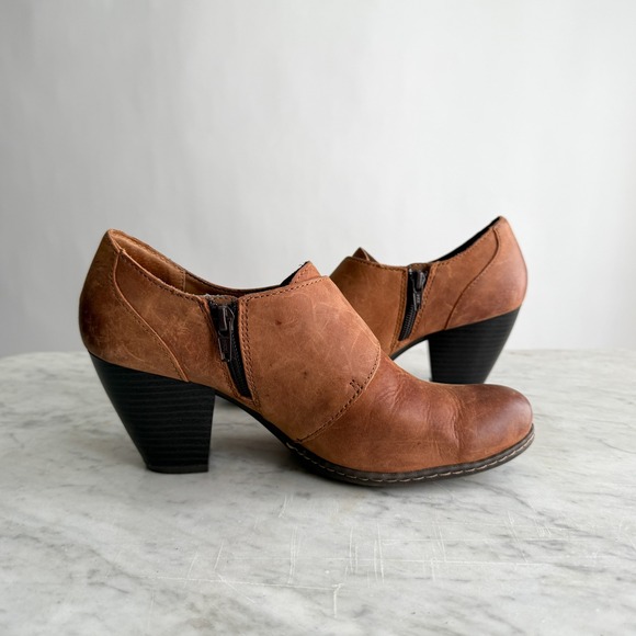 B.O.C. Born Concepts tan suede buckle high heel ankle boots size 7.5 - Picture 5 of 7